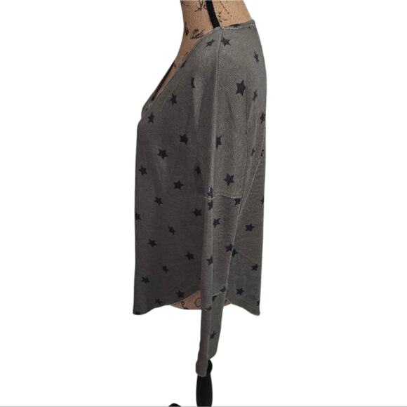 Lucky Brand Deep Scoop Neck Gray Star Patterned Long Sleeve Top Lightweight M - Picture 4 of 7
